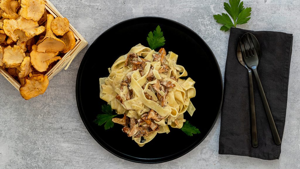 Tagliatelle sa lisičarkama u kremastom sosu, uz korpicu svježih lisičarki